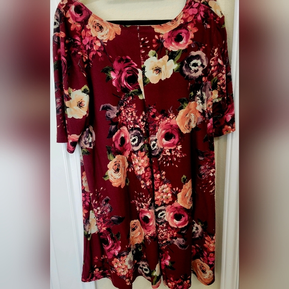 Vibe Red and Pink Floral Short Sleeve Hi Low Tunic Plus Size 2X - Picture 3 of 3